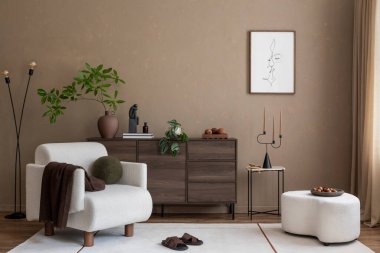 Konforlu bir koltuk, modern ahşap büfe ve yeşillik karışımından oluşan rahat bir oturma odası. Sıcak tonlar ve basit bir dekor sakin ve davetkar bir atmosfer yaratır. Şablon.