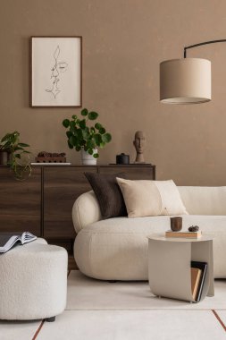 Minimalist dekorun, rahat bir kanepenin ve yemyeşil bitkilerin bulunduğu rafine bir yaşam alanı. Huzurlu bir ortam için modern tasarım ve doğal aksanların mükemmel kombinasyonu..