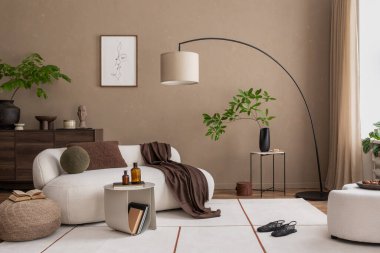 Modern bir kanepe, soyut duvar sanatı ve rahat mobilyaların sergilendiği şık bir oturma odası. Nötr tonlar ve doğal elementlerin karışımı sıcak bir atmosfer yaratır..