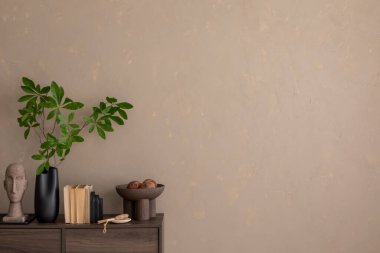 Zarif bir iç mekan. Toprak tonlar, modern sanat ve basit dekorlar. Şık bir yaşam alanı için doğal ve çağdaş elementlerin uyumlu bir karışımı..