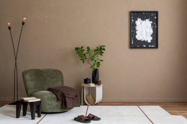 Yeşil koltuğu, modern lambası ve soyut sanatı olan rahat bir köşe. Rahatlamak ve okumak için mükemmel. Kapalı alandaki bitkiler sayesinde doğanın dokunuşuyla..