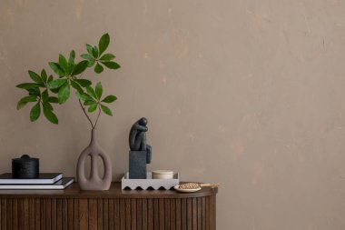 İçinde yeşil bitki, soyut heykel ve minimalist dekor elementleriyle süslenmiş ahşap bir dolap bulunan modern bir iç mekan. Şık yaşam alanları için ideal.