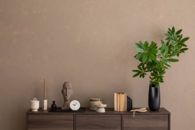 Zarif Sideboard Düzenlemesi. Minimalist aksanları ve canlı yeşil yaprakları olan şık dekore edilmiş ahşap bir büfe. Modern iç tasarım eğilimlerini vurgulamak için mükemmel.