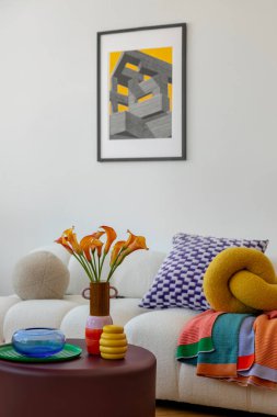 Parlak sarı ve mor aksanlar da dahil olmak üzere neşeli dokuları ve renkleri olan rahat ve modern bir yaşam alanı. Poster çerçevesini düzenle.