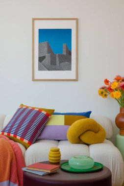 Şen şakrak yastıkları, canlı çiçekleri olan rahat bir köşe ve renk değişimi için eşsiz bir düğüm yastığı..