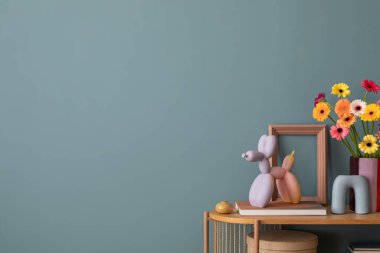 Renkli çiçeklerin ahenkli bir görüntüsü, pastel mum tutucuları, ve ahşap bir rafta sergilenen tuhaf modern dekorlar. Boşluğu kopyala. 