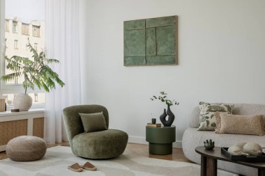 Topraksı tonları, gür bitkileri ve sakin ve şık bir ortam için çağdaş mobilyaları olan şık bir yaşam alanı. Ev dekoru.