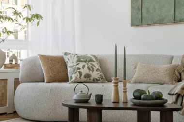 Tarafsız tonlara, yeşil aksanlara ve doğal ışığa sahip zarif bir yaşam alanı. Zarif ama misafirperver bir iç mekan.