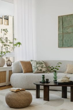 Yumuşak dokuları, yeşilliği ve toprak tonlarıyla aydınlık, rahat bir oturma odası. Konfor ve modern estetiğin mükemmel bir karışımı..