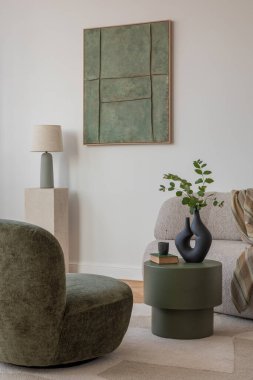 Yeşil aksanlı, desenli koltuk ve soyut sanatla dolu çağdaş bir salon. Huzurlu, şık bir ortam yaratıyor..