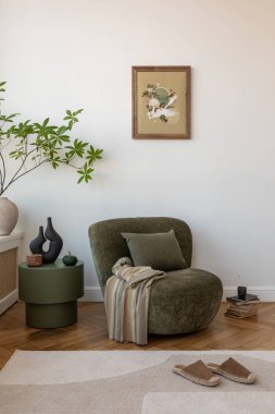 Yeşil aksanlı, desenli koltuk ve soyut sanatla dolu çağdaş bir salon. Huzurlu, şık bir ortam yaratıyor..