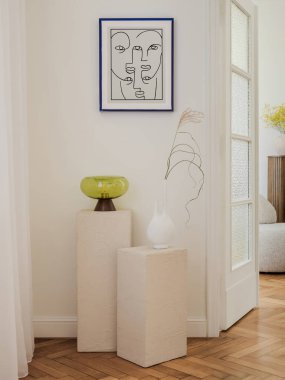  Heykel vazoları ve küçük bir kobalt mavisi dekoratif cam parçasıyla bej desenli kaideyi gösteren basit bir düzenleme. Odak noktası temiz çizgiler ve kalın tasarım seçenekleri..