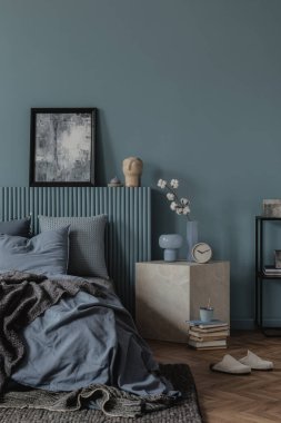 Modern yatak odasının iç tasarımı mavi renkler, doğal ışık, dekorasyon, sanat eserleri ve persnoal aksesuarlar. Ev dekoru. 