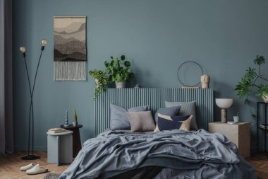 Şık bir yatak odası, dokulu tekstil, doğal ahşap detaylar, ve yemyeşil, sakin ve davetkar bir atmosfer yaratıyor..