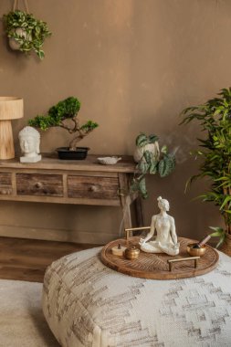 Doğal dekor ve toprak tonlara sahip taşra konsol tablosu, sakin ve dengeli bir iç tasarım yaratıyor..