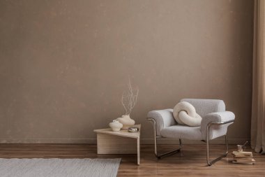 Şık bir yaşam alanında kırsal ve modern elementlerin karışımından oluşan dinamik bir kompozisyon. Boşluğu kopyala.