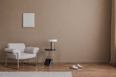 Dizayn koltuğu, masa lambası, sehpa ve kişisel aksesuarları olan modern oturma odası. Şablon. Boşluğu kopyala.