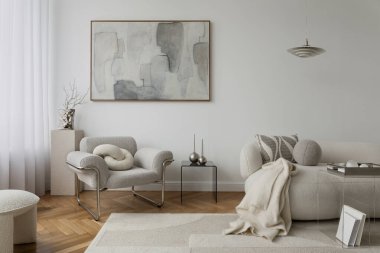 Parlak oturma odası, soyut sanat eserleri, desenli bir koltuk ve heykel dekoru. Sanat ve konforun mükemmel uyumu.