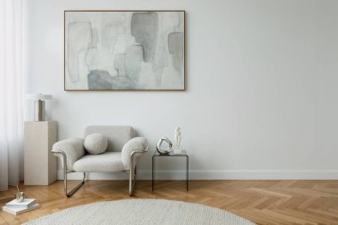 Geniş koltuklu, sanatsal dekorlu ve yumuşak dokuları olan modern bir salon. Tarafsız tonlarda sakin ve sofistike olunur.