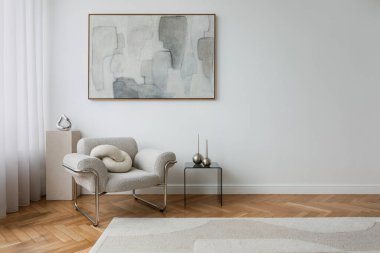 Soyut bir resme sahip zarif bir yaşam alanı, Boucle şezlongu, ve yumuşak doğal ışık.