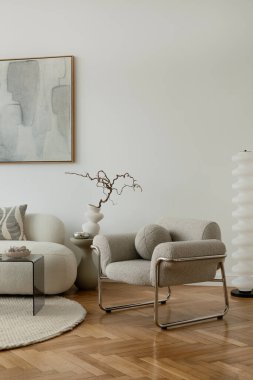 Modüler kanepe, soyut sanat ve katmanlı dokularla çağdaş iç mekan. Sakin ve davetkar bir yaşam alanı.