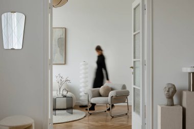 Küçük koltuklu şık bir köşe, minimalist dekor ve hafif ışıklandırma. Mükemmel bir konfor ve tarz dengesi..