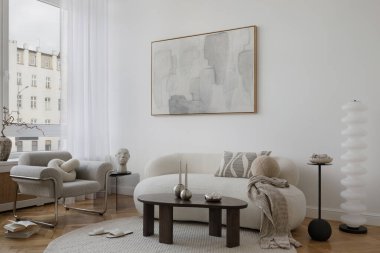 Modern bir kanepe, sanatsal bir dekor ve dokulu aksanlı bir yaşam alanı. Tarafsız tonlarda sakin ve sofistike olunur.