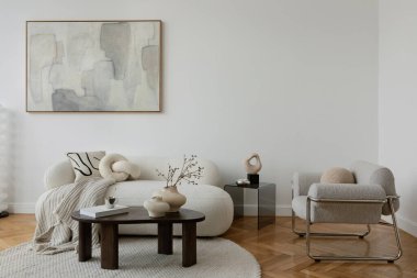 Nötr renk paleti, desenli kumaşları ve zarif dekoru olan modern ve minimalist bir oturma odası sakin ve sakin bir atmosferi çağrıştırıyor..