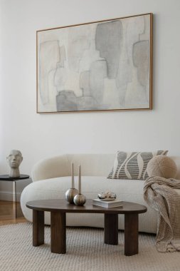 Soyut sanat, konforlu oturma ve heykelsel detayların birleştirilmiş modern estetiği somutlaştıran sofistike bir yaşam alanı.