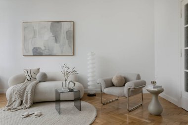 Yumuşak bej tonlu huzurlu oturma odası, modern cam sehpa ve organik dekoratif elementler..