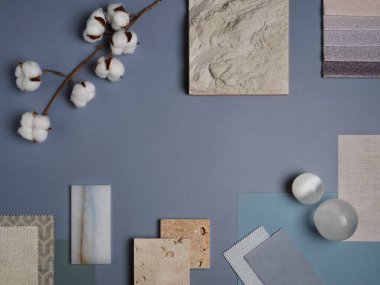 İnce mavi ve beyaz bir palet, pamuk çiçekleri, mermer ve yumuşak tekstil, sakin ve modern bir estetiği çağrıştırıyor..