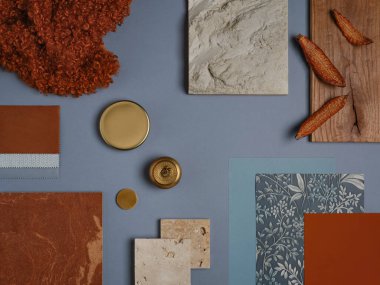 Terracotta toz mavisi ile buluşur. Bu karamsar düzenleme, dünyevi renkleri ve yumuşak dokuları zengin malzemeler ve altın ayrıntılarla birleştirir.