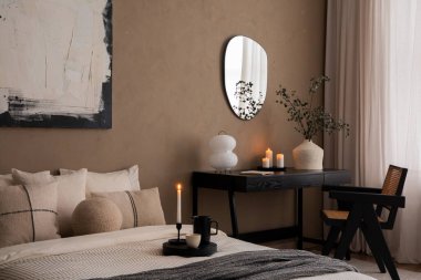 Sıcak ve rahat bir oturma odası. Poster çerçevesi, rahat yatak, gri yatak, iskemle, siyah makyaj masası, mum, beyaz lamba, ayna ve kişisel aksesuarlar. Ev dekoru. Şablon.