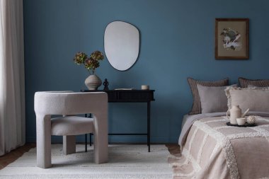 Yatak odasının iç kısmının şık kompozisyonu poster çerçevesi, yatak, gri yatak, ayna, siyah makyaj masası, şık koltuk, mavi duvar ve kişisel aksesuarlar. Ev dekoru. Şablon. 