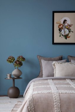 Yatak odasının minimalist kompozisyonu poster çerçevesi, yatak, gri yatak örtüsü, şık komodinli vazo, çiçekler, mavi duvar ve kişisel aksesuarlar. Ev dekoru. Şablon.