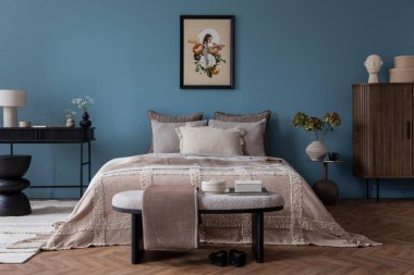 Poster çerçevesi, yatak, bej yatak, ahşap büfe, siyah masa, lamba, mavi duvar, kahverengi ekose ve kişisel aksesuarları olan rahat oturma odasının iç tasarımı. Ev dekoru. Şablon. 