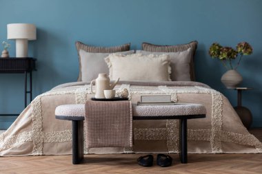 İçi şatafatlı poster çerçevesi, gri koltuk, mavi duvar, siyah konsol, şık lamba, çiçekli vazo, ahşap tezgah, bank ve kişisel aksesuarlar ile dolu. Ev dekoru. Şablon.