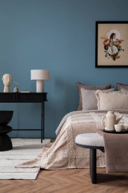 İçi şatafatlı poster çerçevesi, gri koltuk, mavi duvar, siyah konsol, şık lamba, çiçekli vazo, ahşap tezgah, bank ve kişisel aksesuarlar ile dolu. Ev dekoru. Şablon.