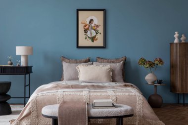 İçi şatafatlı poster çerçevesi, gri koltuk, mavi duvar, siyah konsol, şık lamba, çiçekli vazo, ahşap tezgah, bank ve kişisel aksesuarlar ile dolu. Ev dekoru. Şablon.