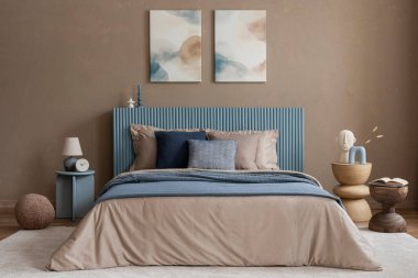 Katmanlı yatak odası, doğal malzemeler ve soyut sanat eserlerinin sofistike ve davetkar bir yer yarattığı rahat ve zarif bir yatak odası..