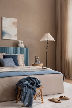 Yumuşak ışıklandırmalı, organik şekilli ve İskandinav ve Japon estetiğini harmanlayan modern dekorlu bir yatak odası köşesi..