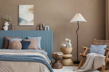 Modern bir yatak odasındaki katmanlı yatak ve dekor elementlerine detaylı bir bakış, doğal malzemeler ve yumuşak dokular sıcak estetiği geliştirir.