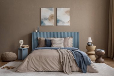 Kaburgalı mavi karyola başlıklı rahat bir yatak odası, katmanlı tekstil ve yumuşak, dünyevi tonlarda soyut duvar sanatı..