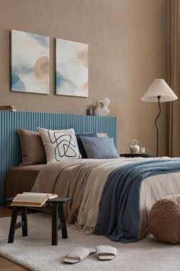 Kaburgalı yatak başlıklı modern bir yatak odası, yumuşak nötr ve koyu mavi tekstil karışımı ve rahatlatıcı bir ortam için minimal dekor..