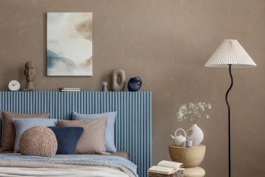 Yumuşak kumaşlar, ahşap detaylar ve soyut dekorların harmanlandığı bir yatak odası köşesi..