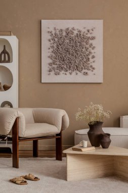 Sanatsal tarafsızlık, rahatlatıcı bir krem paleti, buğday rengi ve kil tonları.