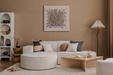 Kıvrımlı kanepesi, pileli lambası ve modern ahşap sehpası olan minimalist bir iç mekan..