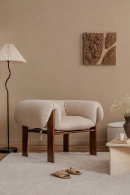 Samimi bir köşe, heykel koltuğu, yer lambası ve dünya dışı nötr duvar sanatı..