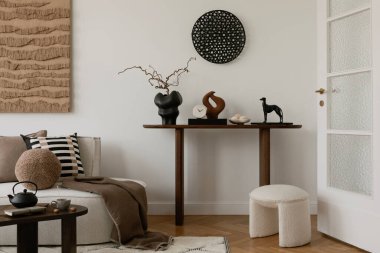 Sanatsal heykeller, seramik ve dekoratif öğeler içeren zarif konsol masa tasarımları. İnce ve derli toplu bir iç mekan..