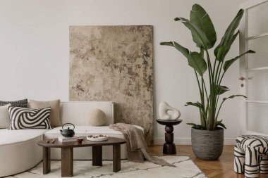 Seramik çaydanlık, fındık ve rahat yün halılı şık bir sehpa sahnesi. Rahatlatıcı bir alan için sıcak dokular ve topraksı tonlar.